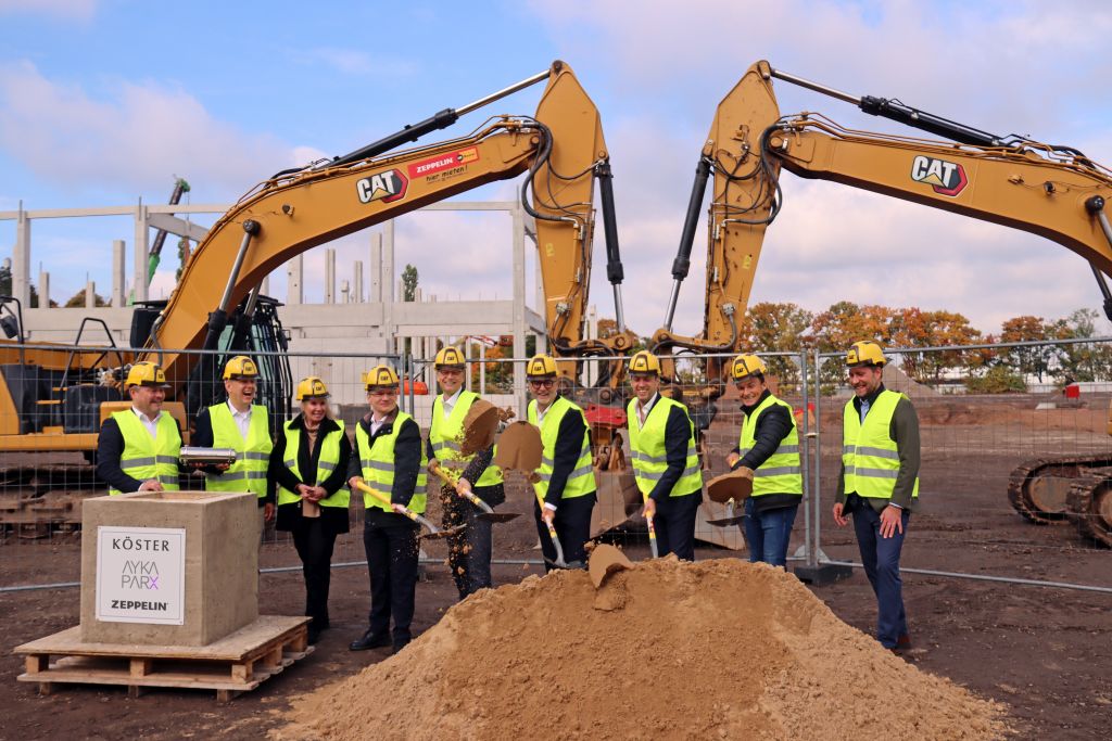 Caption: (from left to right) Holger Schulz, Dr. Andreas Kamm (both Zeppelin Baumaschinen), Sandra Paul (Mehl-Mülhens-Stiftung), Josef Maurer, Martin Böcker, Thomas Weber (all Zeppelin Baumaschinen), Björn Foltinowsky (AYKA ParX), Rainer Gründer (Köster Bau), Patrick Schumacher-Kurowski (AYKA ParX). Copyright: Zeppelin Construction Machinery